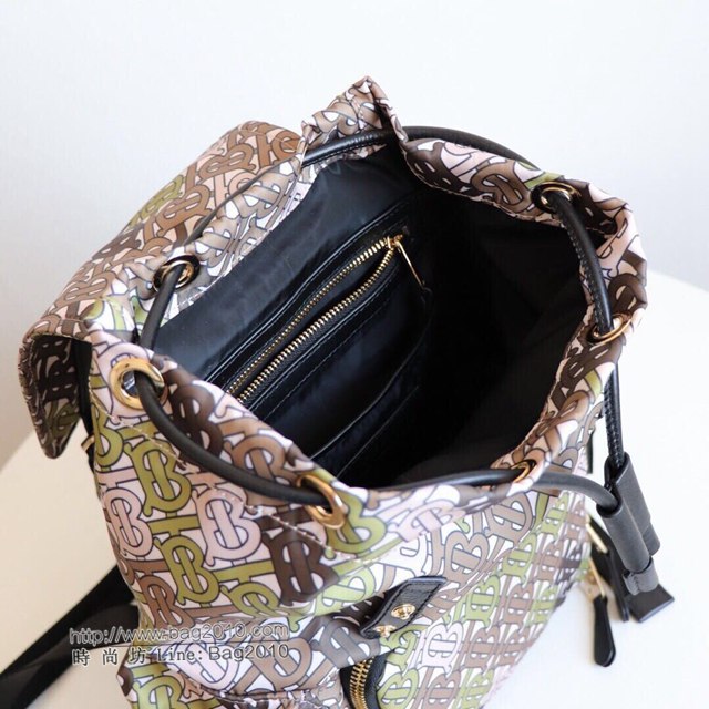 Burberry專櫃新款雙肩包 巴寶莉The Rucksack中號專屬標識印花尼龍軍旅背包  db1175